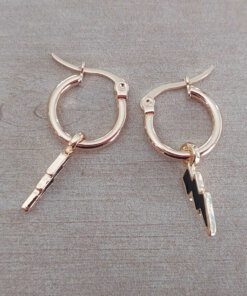 ARO DE ACERO DORADO ARGOLLA 15 MM CON DIJE RAYO ESMALTADA EN NEGRO