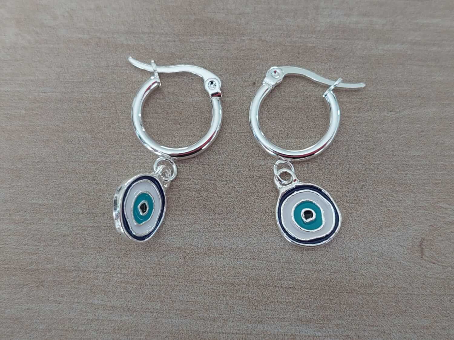ARO DE ACERO BLANCO ARGOLLA 15 MM CON DIJE OJO ESMALTADO COLGANTE. LARGO TOTAL 31 MM