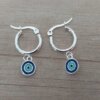 ARO DE ACERO BLANCO ARGOLLA 15 MM CON DIJE OJITO ESMALTADO COLGANTE. LARGO TOTAL 31 MM