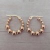 ARO DE ACERO DORADO ARGOLLA 20 MM CON BOLITAS DE 3MM Y 5 MM