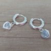 ARO DE ACERO BLANCO ARGOLLA 12 MM CON BISAGRA Y STRASS CON DIJE CORAZÓN CON CUBIK CRISTAL COLGANTE.