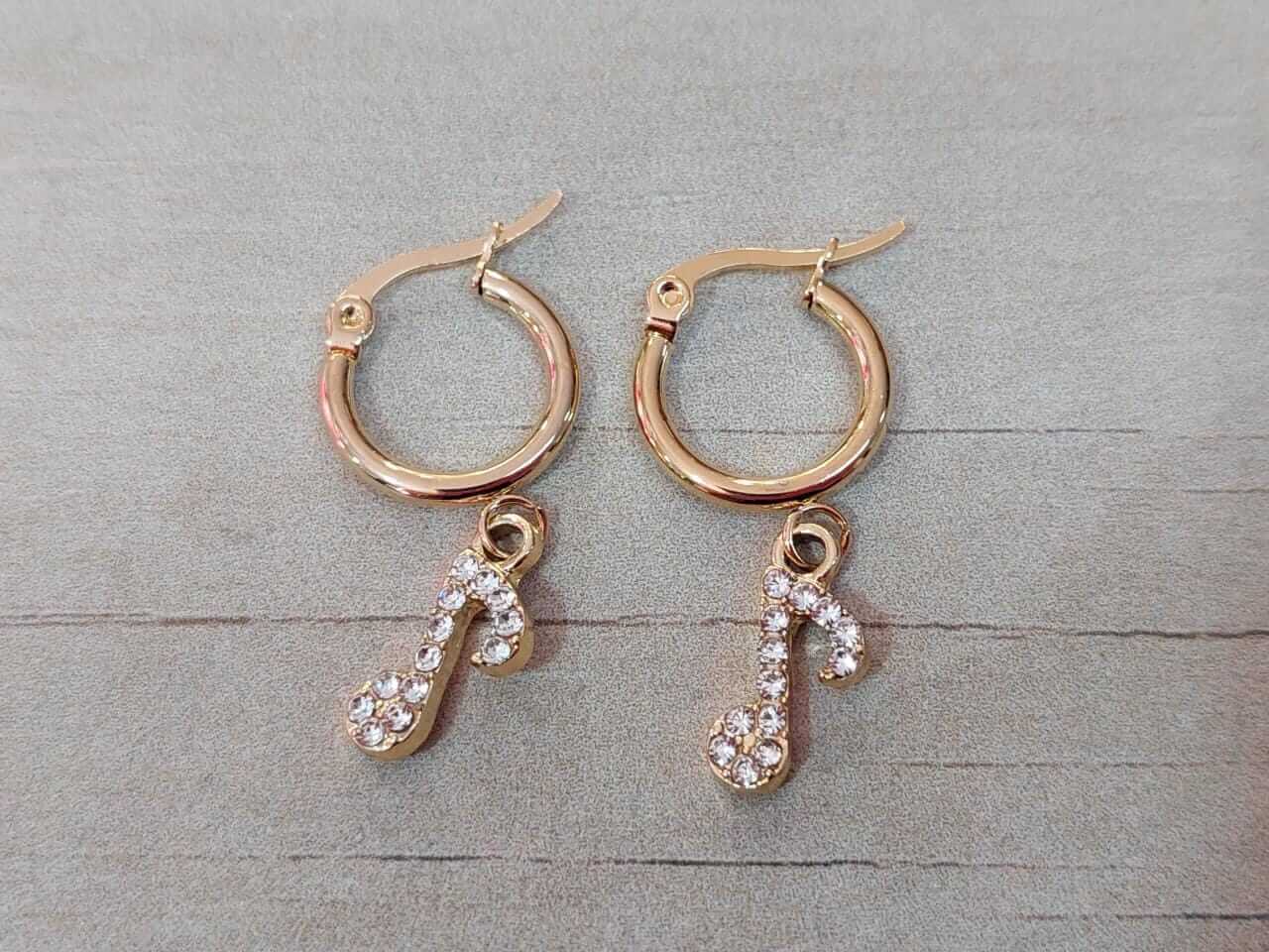 ARO DE ACERO DORADO ARGOLLA 14 MM CON NOTA MUSICAL C/STRASS BLANCO