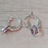 ARO DE ACERO BLANCO ARGOLLA 14 MM CON DIJE CHAPITA CALADA STRASS MULTICOLOR COLGANTE. LARGO TOTAL 25 MM