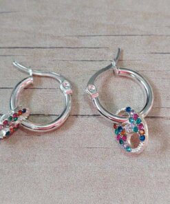 ARO DE ACERO BLANCO ARGOLLA 14 MM CON DIJE CHAPITA CALADA STRASS MULTICOLOR COLGANTE. LARGO TOTAL 25 MM