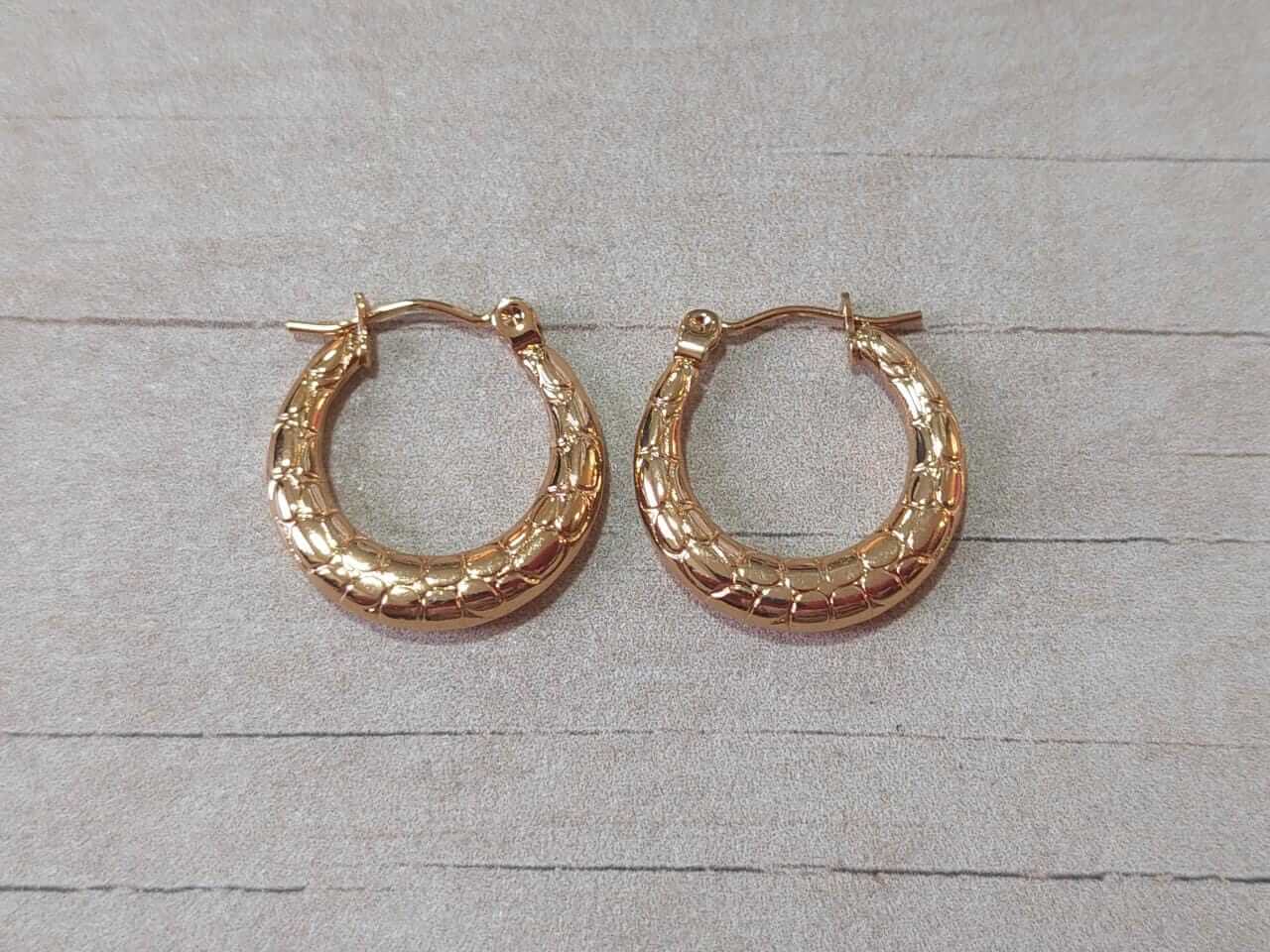 ARO DE ACERO DORADO ARGOLLA CHATA TRABAJADA. DIÁMETRO 18 MM