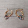 ARO DE ACERO DORADO ARGOLLA 14 MM CON CHAPA MINI C/STRASS MULTICOLOR