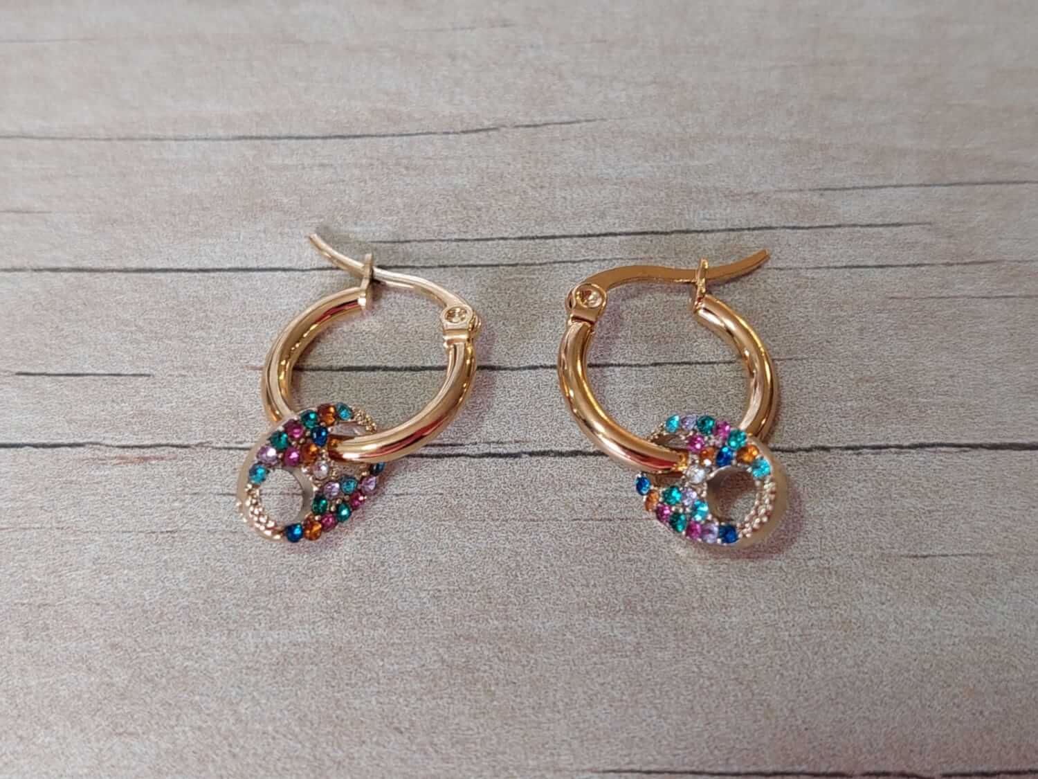 ARO DE ACERO DORADO ARGOLLA 14 MM CON CHAPA MINI C/STRASS MULTICOLOR