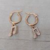 ARO DE ACERO DORADO ARGOLLA 14 MM CON NOTA MUSICAL C/STRASS BLANCO