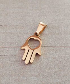DIJE DE ACERO DORADO MANO DE FATIMA CON CORAZÓN CALADO. 12 X 17 MM