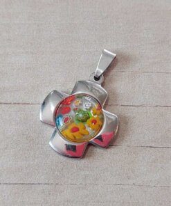 DIJE DE ACERO CRUZ DEL EQUILIBRIO CON CRISTAL DE MURANO MULTICOLOR. 25 X 25 MM