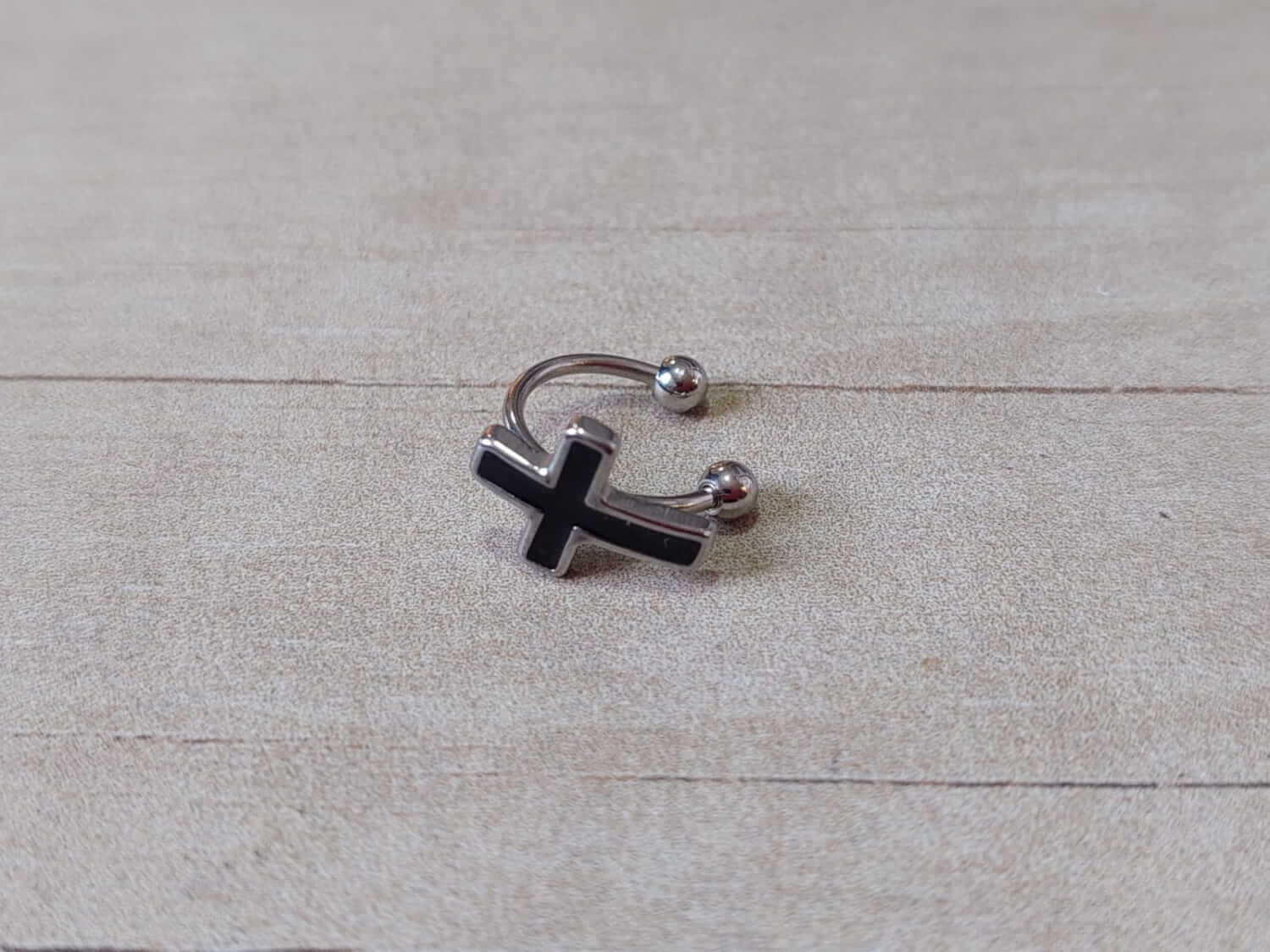 PIERCING ACERO BULL 1.2 X 12 X 3/3 MM CON CRUZ ESMALTADA NEGRA