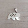 DIJE DE ACERO ELEFANTE CON FLOR CALADA 25 X 17 MM