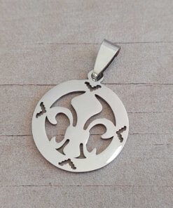 DIJE DE ACERO CIRCULO CON FLOR DE LIS CALADA. TAMAÑO: 23 MM