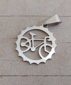 DIJE DE ACERO BICICLETA CALADA DENTRO DE CIRCULO TRABAJADO. TAMAÑO 22 MM