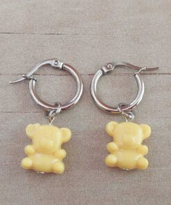 ARO DE ACERO ARGOLLA 14 MM CON DIJE OSITO GUMMY ACRÍLICO PEQUEÑO AMARILLO COLGANTE.