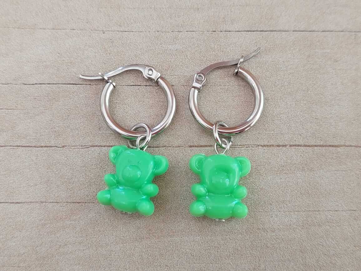 ARO DE ACERO ARGOLLA 14 MM CON DIJE OSITO GUMMY ACRÍLICO PEQUEÑO VERDE COLGANTE.