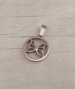 DIJE DE ACERO CIRCULO CON MARIPOSA CALADA. 17 MM