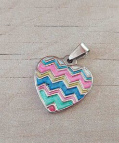 DIJE DE ACERO CORAZÓN ESMALTADO ZIG ZAG MULTICOLOR 25 X 25 MM.
