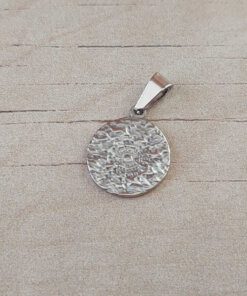 DIJE DE ACERO MEDALLA GRIEGA DE 15 MM DE DIÁMETRO.