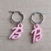 ARO DE ACERO ARGOLLA 14 MM CON DIJE LETRA B ACRÍLICO ROSA COLGANTE.