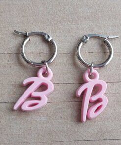 ARO DE ACERO ARGOLLA 14 MM CON DIJE LETRA B ACRÍLICO ROSA COLGANTE.