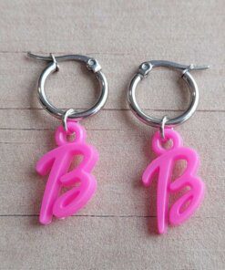 ARO DE ACERO ARGOLLA 14 MM CON DIJE LETRA B ACRÍLICO FUCSIA COLGANTE.