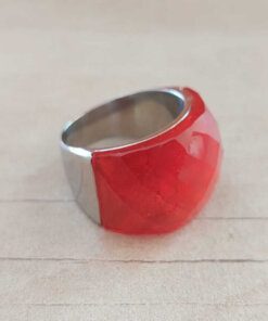 ANILLO DE ACERO CON PIEDRA FACETADA ROJO
