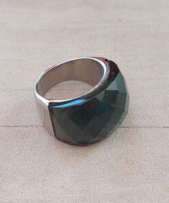 ANILLO DE ACERO CON PIEDRA FACETADA VERDE