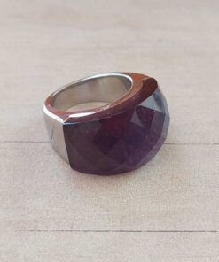 ANILLO DE ACERO CON PIEDRA FACETADA VIOLETA