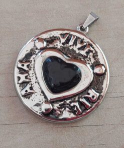 DIJE DE ACERO REDONDO 45 MM "VIVE RIE AMA" CON CORAZON PIEDRA NEGRA