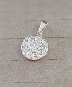 DIJE DE ACERO BLANCO MEDALLA GRIEGA DE 15 MM DE DIÁMETRO.