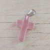 DIJE DE ACERO DE PIEDRA ROSA EN FORMA DE CRUZ. 18 X 25 MM