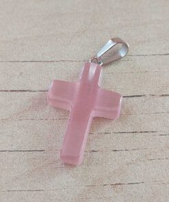 DIJE DE ACERO DE PIEDRA ROSA EN FORMA DE CRUZ. 18 X 25 MM