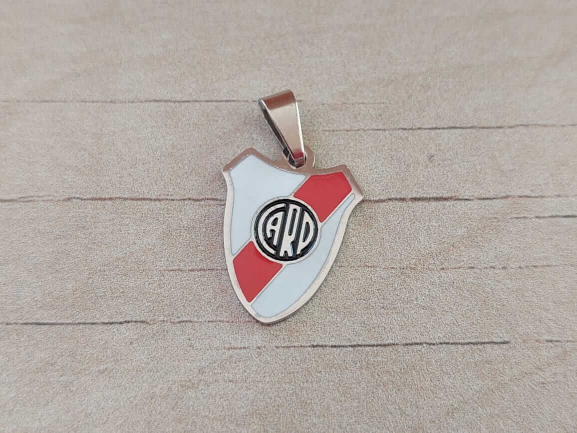 DIJE DE ACERO ESCUDO CARP ESMALTADO. MEDIDAS 14 X 20 MM