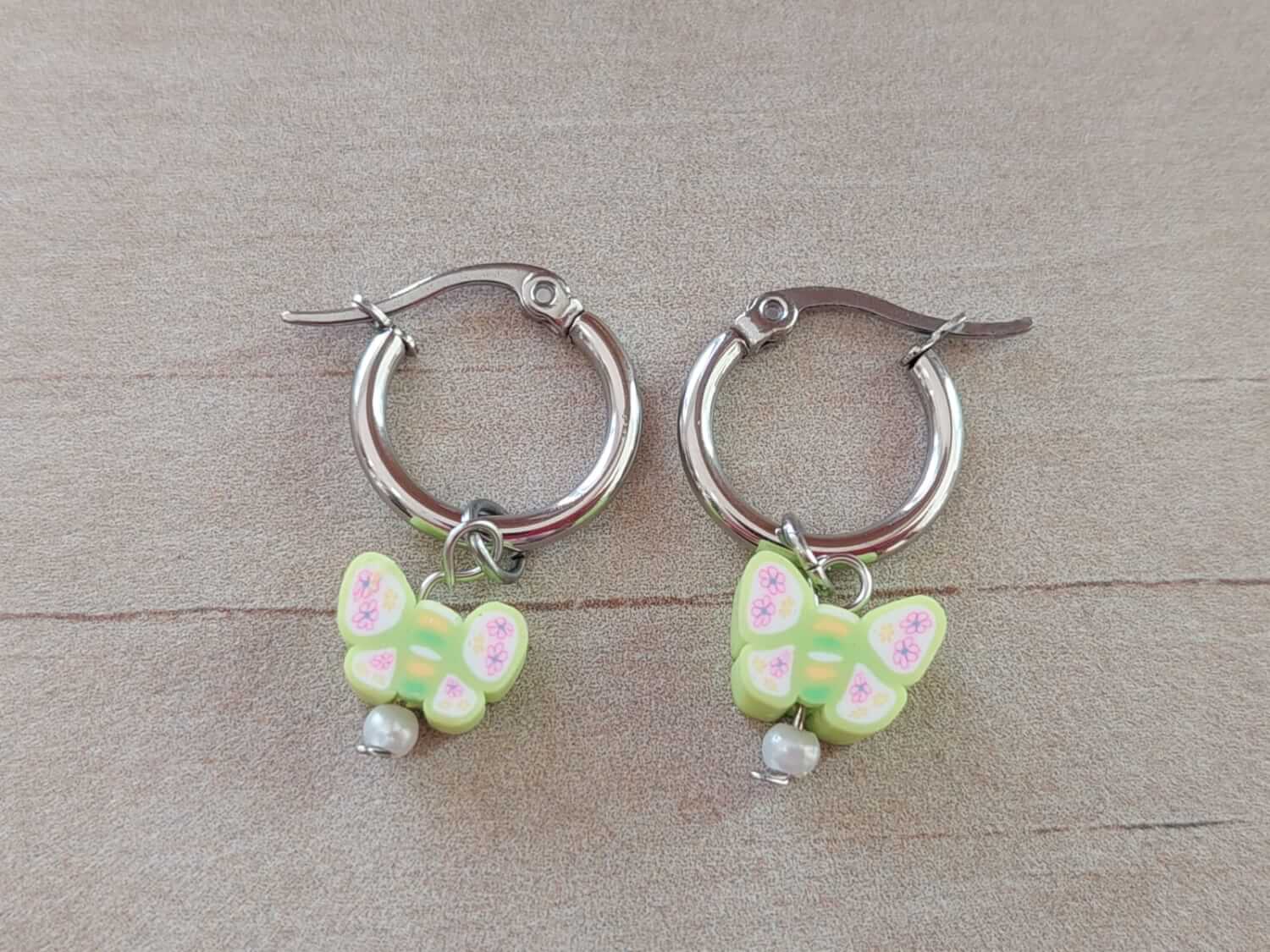 ARO DE ACERO ARGOLLA 14 MM CON DIJE MARIPOSA VERDE CLARO COLGANTE