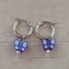ARO DE ACERO ARGOLLA 14 MM CON DIJE MARIPOSA VIOLETA COLGANTE