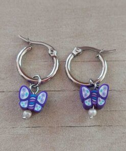ARO DE ACERO ARGOLLA 14 MM CON DIJE MARIPOSA VIOLETA COLGANTE