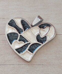 DIJE DE ACERO CORAZÓN ESMALTADO BLANCO Y NEGRO. MEDIDA 37 MM