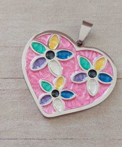 DIJE DE ACERO CORAZÓN ESMALTADO MULTICOLOR CON FLORCITAS. MEDIDA 38 X 34 MM