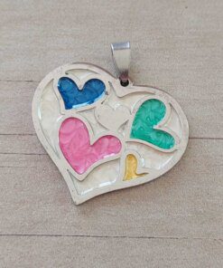 DIJE DE ACERO CORAZÓN ESMALTADO MULTICOLOR. MEDIDA 37 X 31 MM