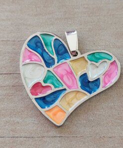 DIJE DE ACERO CORAZÓN ESMALTADO MULTICOLOR. MEDIDA 37 MM