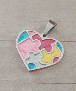 DIJE DE ACERO CORAZÓN PUZZLE ESMALTADO MULTICOLOR. MEDIDAS 28 X 25 MM