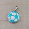 DIJE DE ACERO PELOTA FÚTBOL PLANA CON GAJOS ESMALTADOS BLANCO Y CELESTE. DIÁMETRO 26 MM