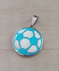 DIJE DE ACERO PELOTA FÚTBOL PLANA CON GAJOS ESMALTADOS BLANCO Y CELESTE. DIÁMETRO 26 MM