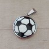 DIJE DE ACERO PELOTA FÚTBOL PLANA CON GAJOS ESMALTADOS BLANCO Y NEGRO. DIÁMETRO 26 MM