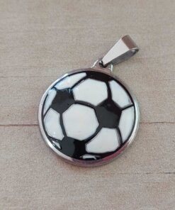 DIJE DE ACERO PELOTA FÚTBOL PLANA CON GAJOS ESMALTADOS BLANCO Y NEGRO. DIÁMETRO 26 MM