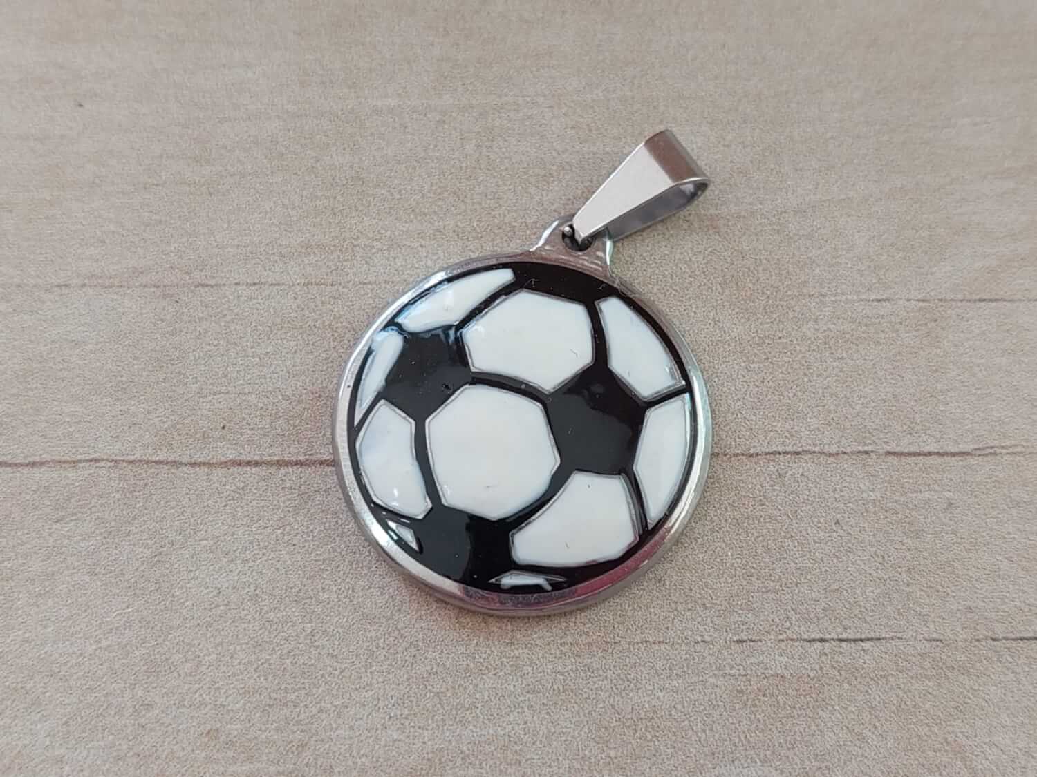 DIJE DE ACERO PELOTA FÚTBOL PLANA CON GAJOS ESMALTADOS BLANCO Y NEGRO. DIÁMETRO 26 MM