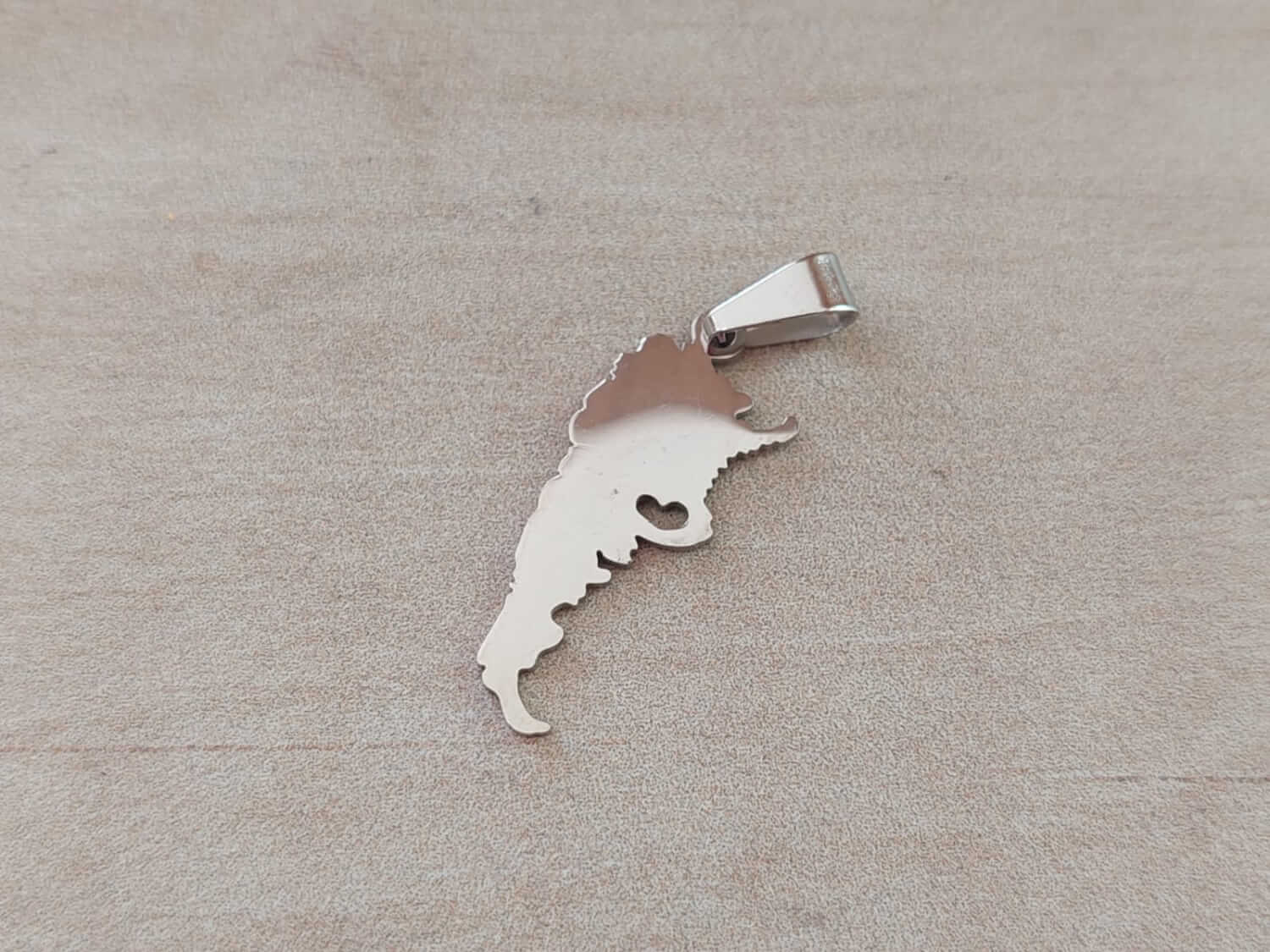 DIJE DE ACERO ARGENTINA CON CORAZÓN CALADO. MEDIDA 10 X 26 MM