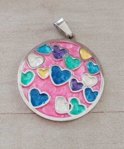DIJE DE ACERO MEDALLA 37 MM ESMALTADA FUCSIA CON CORAZONES MULTICOLOR.