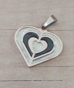DIJE DE ACERO CORAZÓN ESMALTADO BLANCO Y NEGRO. MEDIDA 30 MM